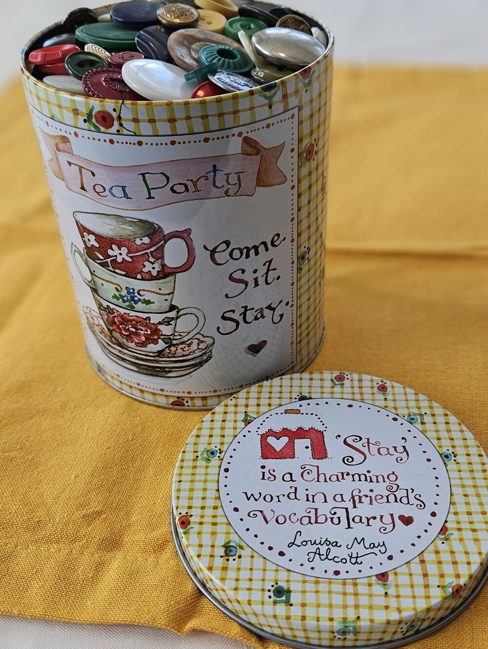 Buttons In Susan Branch Tin - Picture 2 of 6